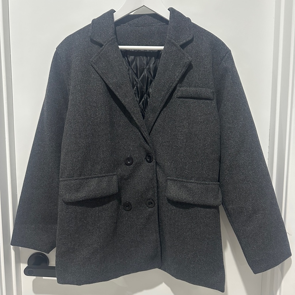 GRAY COAT WITH LIGHT INSIDE PADDING